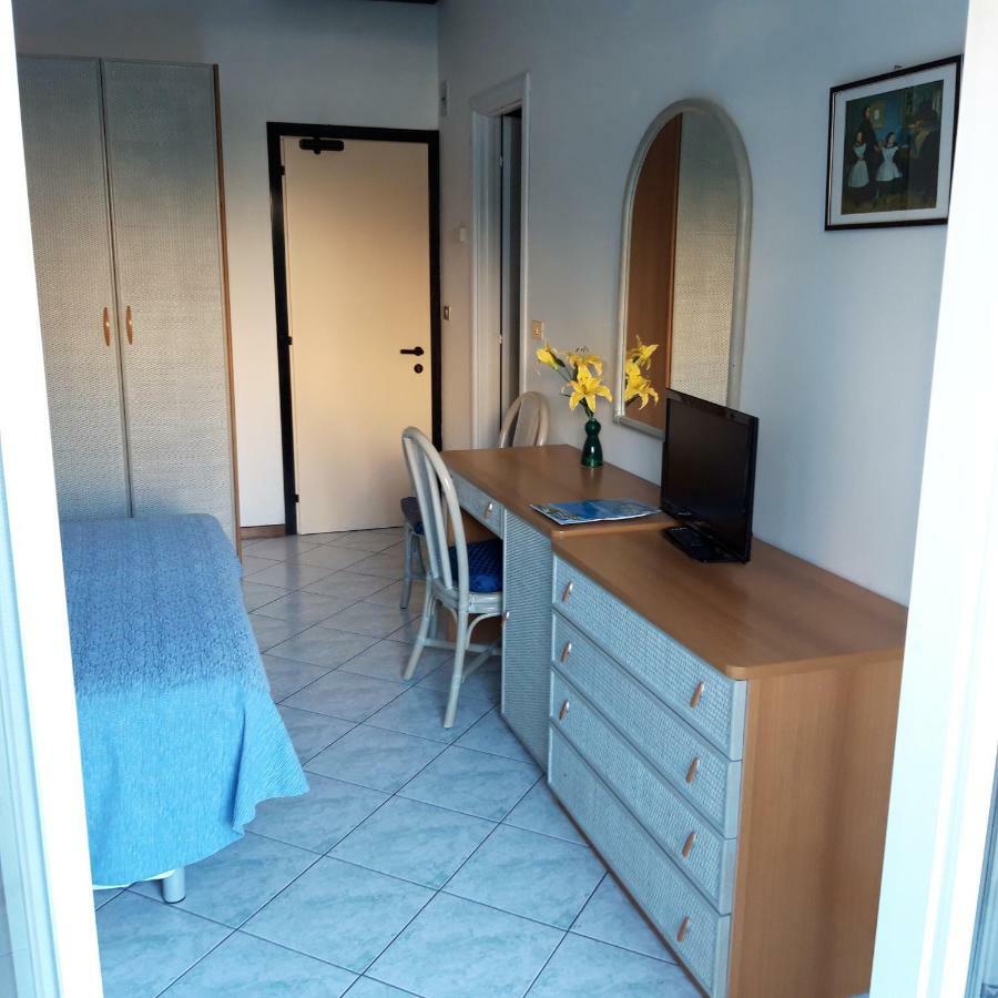 Hotel Majestic Gabicce Mare Habitación foto